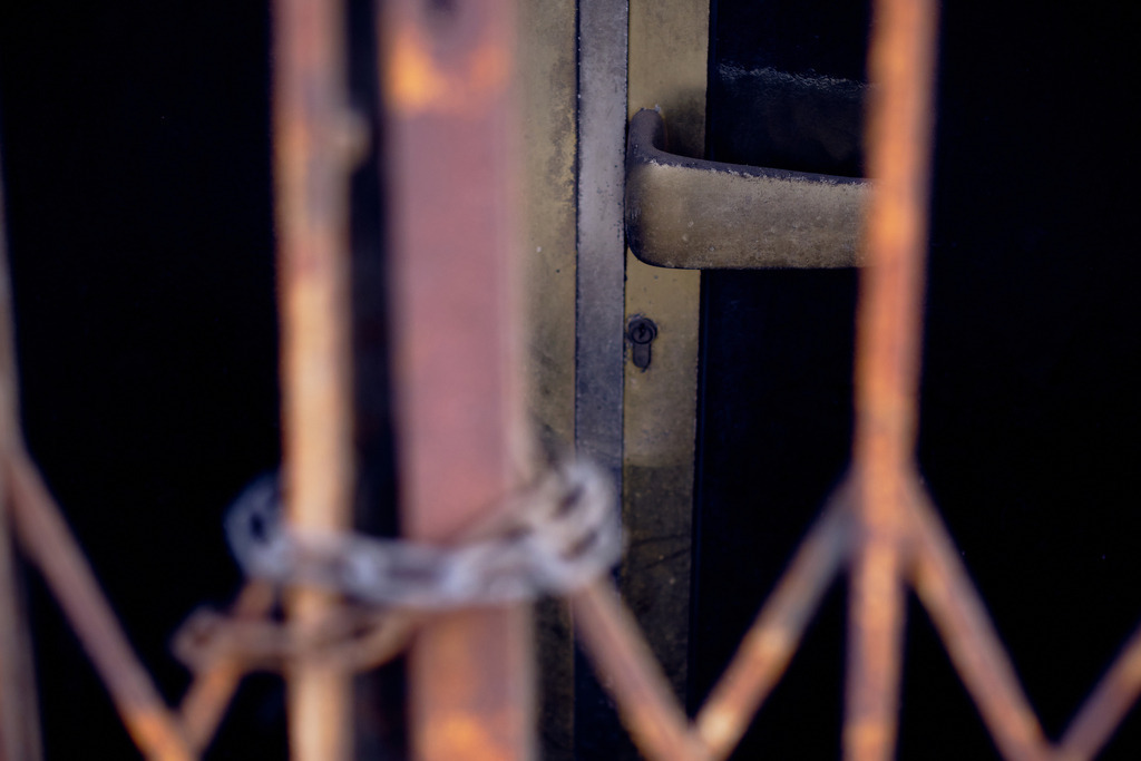 versperrter Hauseingang mit Kette | Wien, Austria - March 18, 2021: entlang der Wiener Gürtel Straße; versperrter Hauseingang mit Kette. - Realisiert mit Pictrs.com