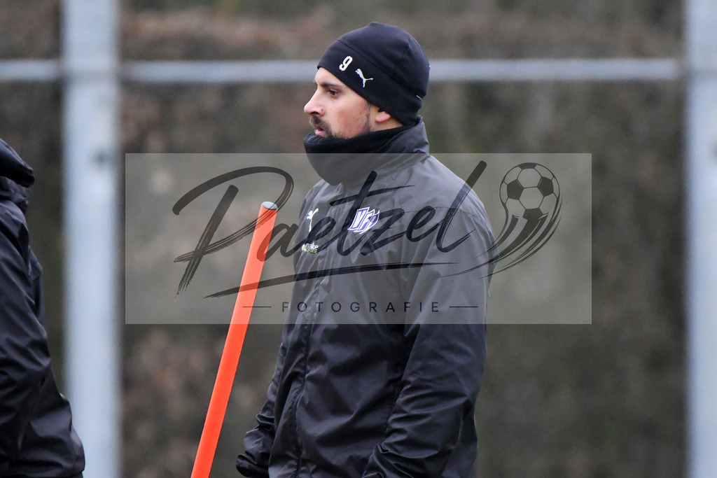 20200125_TRAOSN_0034 | Fußball, Herren: Marcos Alvarez (VfL Osnabrück) schaut beim Training des VfL Osnabrück am 25.01.2020 im Sportpark Illoshöhe in Osnabrück, Deutschland.(Foto von Nico Paetzel) - Realisiert mit Pictrs.com