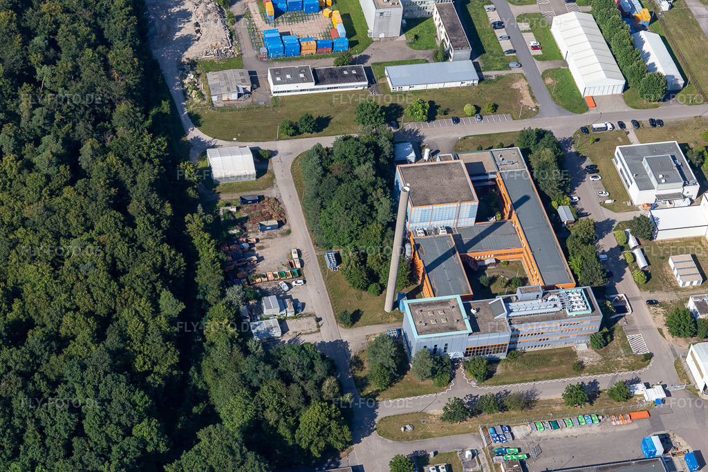 Luftbild: Forschungs- Gebäude und Bürokomplex des Karlsruhe Institut für Technologie Campus Nord mit Institut für Nukleare Entsorgung (INE) im Ortsteil Leopoldshafen in Eggenstein-Leopoldshafen im Bundesland Baden-Württemberg in Deutschland. Foto: IMG_128189.jpg vom 12.08.2021 durch Werner Riehm/FLY-FOTO.de