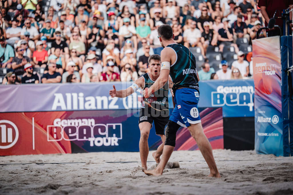 Beachvolleyball | Männer | Deutsche Meisterschaften 2025 Timmendorfer Strand | 04.09.2025 | v.l. Luis Kubo und David Poniewaz jubeln