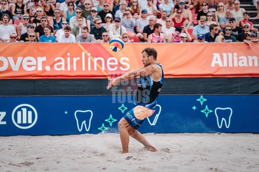 Beachvolleyball | Männer | Allianz German Beach Tour 2024 | Tourstop Kühlungsborn 2 | 17.08.2024 | Eric Stadie nimmt den Ball an
