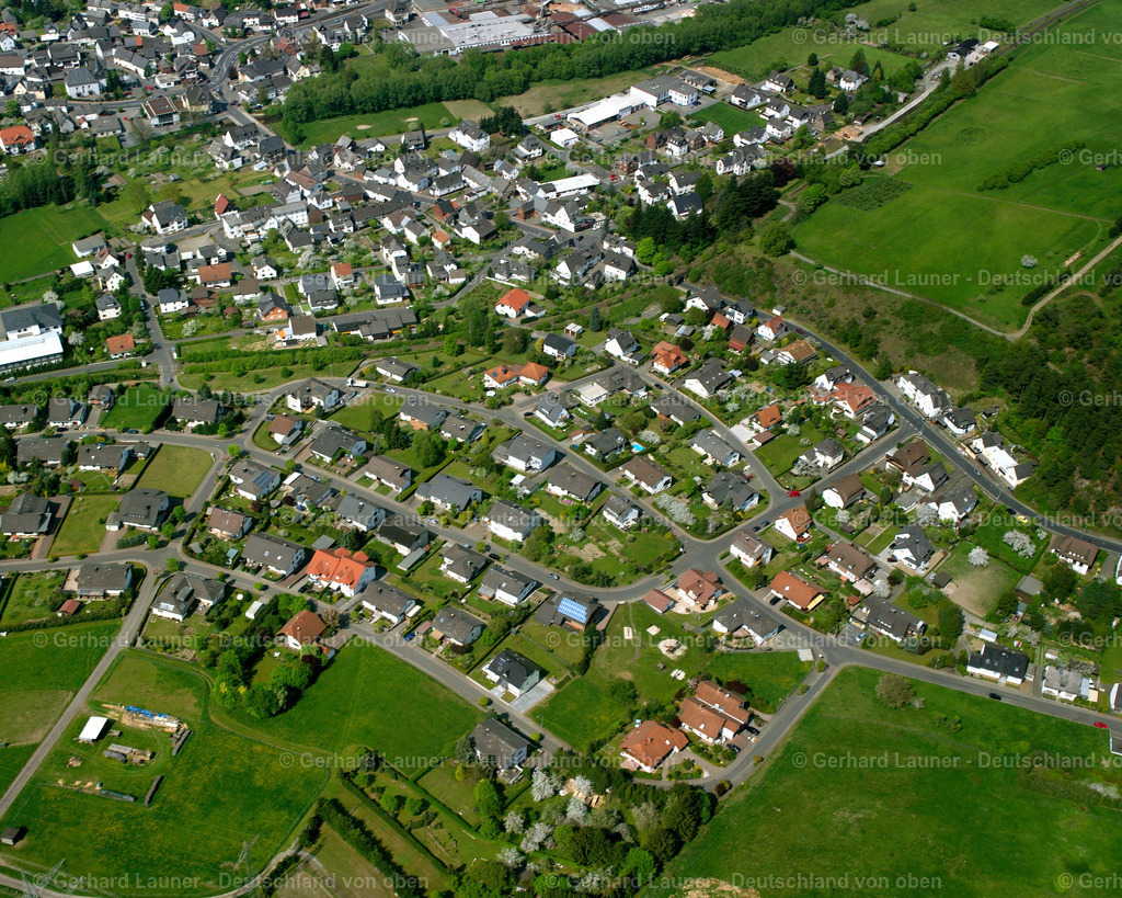 2610363 | Mittenaar 09.06.2006 Ortsansicht der Straßen und Häuser der Wohngebiete in Bicken im Bundesland Hessen, Deutschland // Town View of the streets and houses of the residential areas in Bicken in the state Hesse, Germany Foto: Gerhard Launer