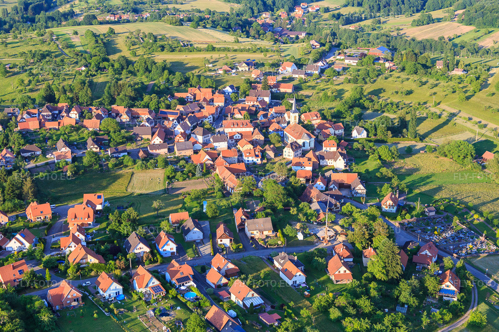 Vue aérienne: Église au centre du village vue du sud-ouest à Wingen dans le département Bas Rhin, France – .Photo: IMG_080296.jpg prise le 05/06/2015 par Werner Riehm/FLY-FOTO.eu – Résolution de l'original: 5472 x 3648 px