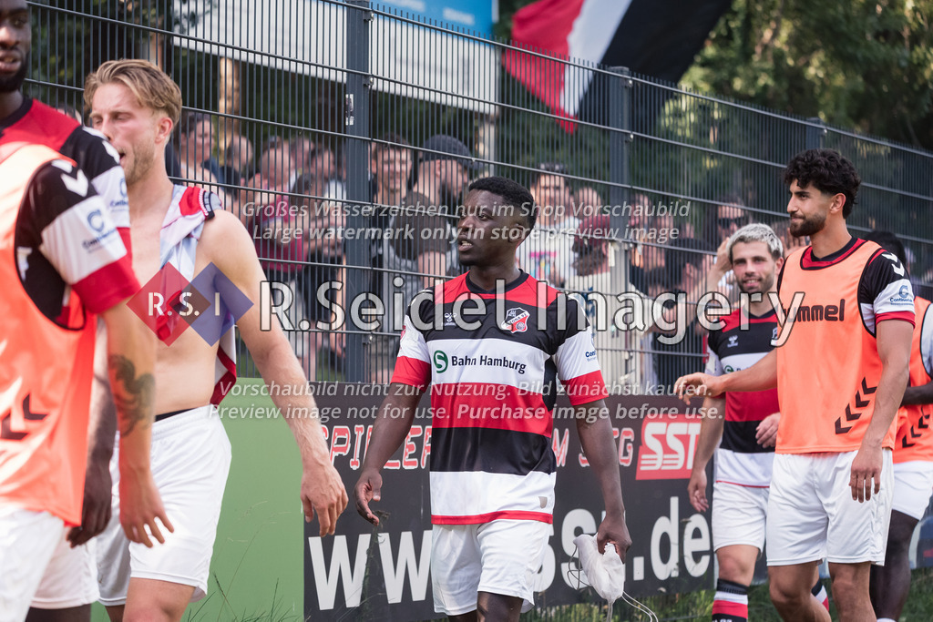 RS-1-127557 | Minou Tsimba-Eggers (#6, AFC) und die übrigen Spieler drehen glücklich die Ehrenrunde entlang der Fans.