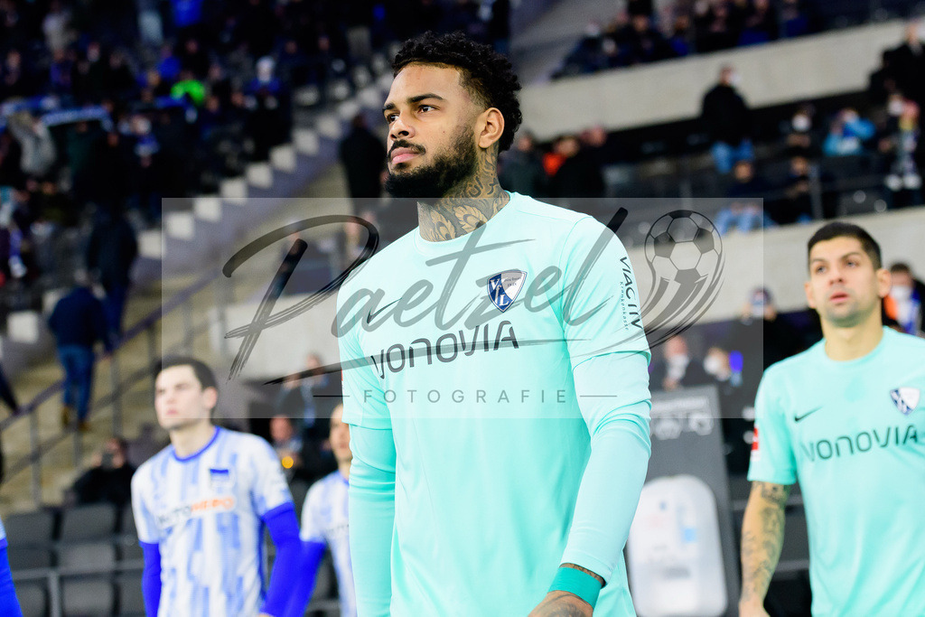 HERBOC20220204_320 | Fussball, Herren: Juergen Locadia (VfL Bochum) schaut bei dem Spiel der 1. Bundesliga zwischen Hertha BSC und VfL Bochum im Olypiastadion am 04.02.2022 in Berlin, Deutschland.DFB / DFL REGULATIONS PROHIBIT ANY USE OF PHOTOGRAPHS AS IMAGE SEQUENCES AND/OR QUASI-VIDEO. - Realisiert mit Pictrs.com