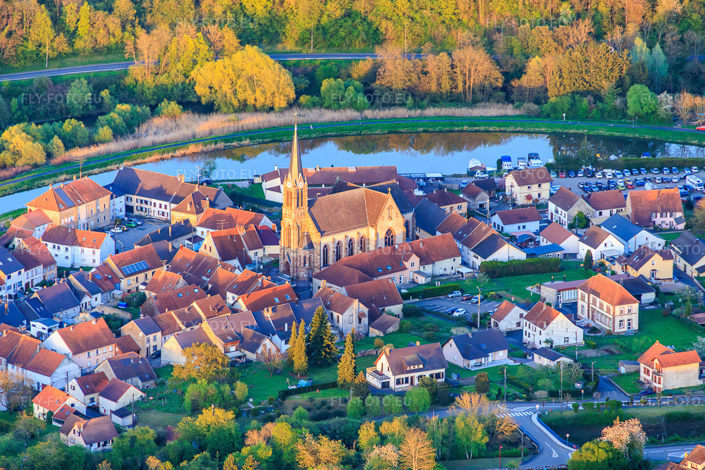 Vue aérienne: L'église Saint-Étienne sous la lumière du soir à Wittring dans le département Moselle, France – .Photo: IMG_154827.jpg prise le 17/04/2026 par Werner Riehm/FLY-FOTO.eu – Résolution de l'original: 5407 x 3605 px
