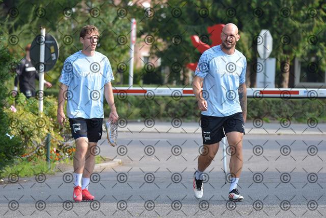 RGE_5699b | Hertha BSC, 2.Bundesliga, Herren, von li. Leon Jensen ( Hertha BSC ), Toni Leistner ( Hertha BSC ),Saison 2025/26, Training, Foto: Ralf Gebhardt - Realisiert mit Pictrs.com
