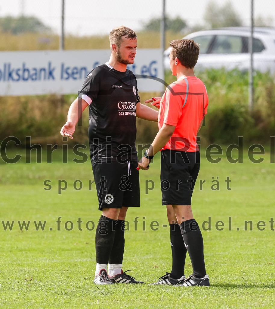 2023-07-02_094_SV_Walpertskirchen_gegen_FC_Herzogstadt | Walpertskirchen, Deutschland, 02.07.2023:
Fußball, Kreisliga 2023 / 2024, Testspiel, SV Walpertskirchen gegen FC Herzogstadt, Endergebnis: 

Florian Simmet (FC Herzogstadt, #3), Schiedsrichter Dominik Dersein

Foto: Christian Riedel / fotografie-riedel.net