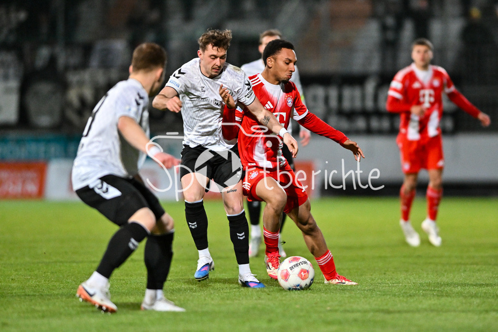 SV Wacker Burghausen - FC Bayern Amateure | BURGHAUSEN, GERMANY - 01. APRIL: im Duel Denis ADE (Wacker Burghausen 32) und Vincent Ugo MANUBA (FC Bayern München II 21) während dem Match zwischen dem SV Wacker Burghausen und den Amateuren des FC Bayern München am 26. Spieltag der Regionalliga Bayern im Flatbuy Stadion
