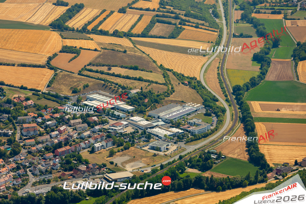 Das Luftbild zeigt : Sichersdorfer Straße Arnstein - Die Luftaufnahme wurde 2023 vom UL-Flugzeug aus erstellt ( keine Drohne ) - Hochauflösende Luftaufnahme - Für grossformatige Ausdrucke geeignet. Die Geschenkidee !Mit Lizenz und Bildrechte bestellbar