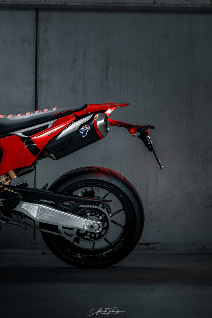 Hypermotard 698 Mono | Entdecken Sie die faszinierende Welt von Alexander Tschuncky Arts: Kreative Fotografie, atemberaubende Automobilkunst und hochwertiger Bilderdruck. Lassen Sie sich inspirieren! - Realisiert mit Pictrs.com