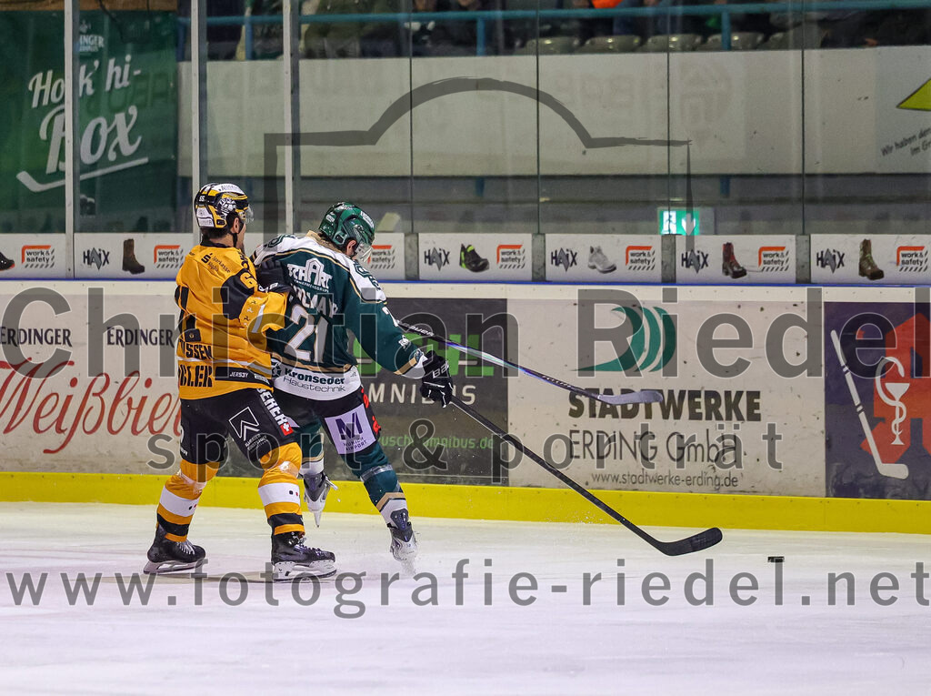 2025-11-02_055_TSV_Erding_gegen_EV_Fuessen | Erding, Deutschland, 02.11.2025:Eishockey, Oberliga Süd 2025 / 2026, 15. Spieltag, TSV Erding gegen EV Füssen, Endergebnis: 2:6Ondrej Zelenka (EV Füssen, #6), Erik Modlmayr (Erding Gladiators, #21)Foto: Christian Riedel / fotografie-riedel.net