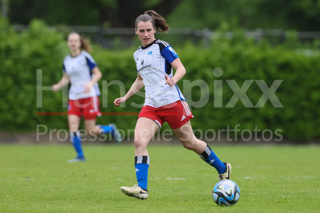 Fussball, 2. Frauen-Bundesliga, Hamburger SV - 1. FFC Turbine Potsdam | v.li.: Pauline Machtens (Hamburger SV, 28) am Ball, Einzelbild, Ganzkörper, Aktion, Action, Spielszene, DIE DFB-RICHTLINIEN UNTERSAGEN JEGLICHE NUTZUNG VON FOTOS ALS SEQUENZBILDER UND/ODER VIDEOÄHNLICHE FOTOSTRECKEN. DFB REGULATIONS PROHIBIT ANY USE OF PHOTOGRAPHS AS IMAGE SEQUENCES AND/OR QUASI-VIDEO.