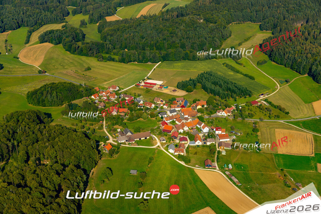 Das Luftbild zeigt : Allersdorf Gößweinstein - Die Luftaufnahme wurde 2024 vom UL-Flugzeug aus erstellt ( keine Drohne ) - Hochauflösende Luftaufnahme - Für grossformatige Ausdrucke geeignet. Die Geschenkidee !Mit Lizenz und Bildrechte bestellbar