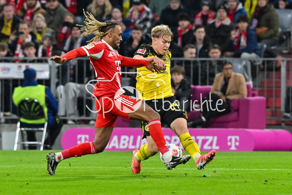 FC Bayern München - Borussia Dortmund | MUNICH, GERMANY - Sascha BOEY (FC Bayern Munich 23) against Daniel SVENSSON (Borussia Dortmund) during the bundesliga match between FC Bayern Munich vs. Borussia Dortmund on matchday 7 at Allianz Arena on October 18, 2025 in Munich, Germany / DFL REGULATIONS PROHIBIT ANY USE OF PHOTOGRAPHS AS IMAGE SEQUENCES AND/OR QUASI-VIDEO