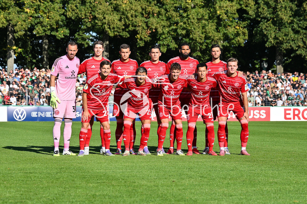 1. FC Schweinfurt 05 - Fortuna Düsseldorf | im Bild die Startelf der Fortuna beim Gastspiel in Schweinfurt / Florian KASTENMEIER (Fortuna 33), Moritz HEYER (Fortuna 5), Anouar El AZZOUZI (Fortuna 8), Christian RASMUSSEN (Fortuna 10), Cedric ITTEN (Fortuna 13), Cedric ITTEN (Fortuna 13), Tim OBERDORF (Fortuna 15) Jamil SIEBERG (Fortuna 20), Shinta APPELKAMP (Fortuna 23), Florent MUSLIJA (Fortuna 24), Matthias ZIMMERMANN (Fortuna 25) / DFB-Pokal: 1. FC Schweinfurt 05 - Fortuna Düsseldorf; Riedel-Bau Arena am 18.08.2025