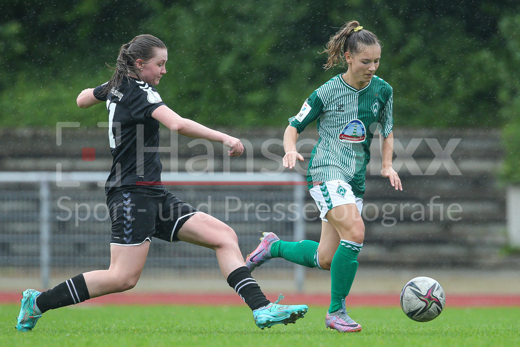 Fussball, Testspiel Frauen, SV Henstedt-Ulzburg - SV Werder Bremen | v.li.: Liv Fuß (SV Henstedt-Ulzburg, 21) und Michelle Weiß (SV Werder Bremen, 8) im Zweikampf, Duell, Dynamik, Aktion, Action, Spielszene