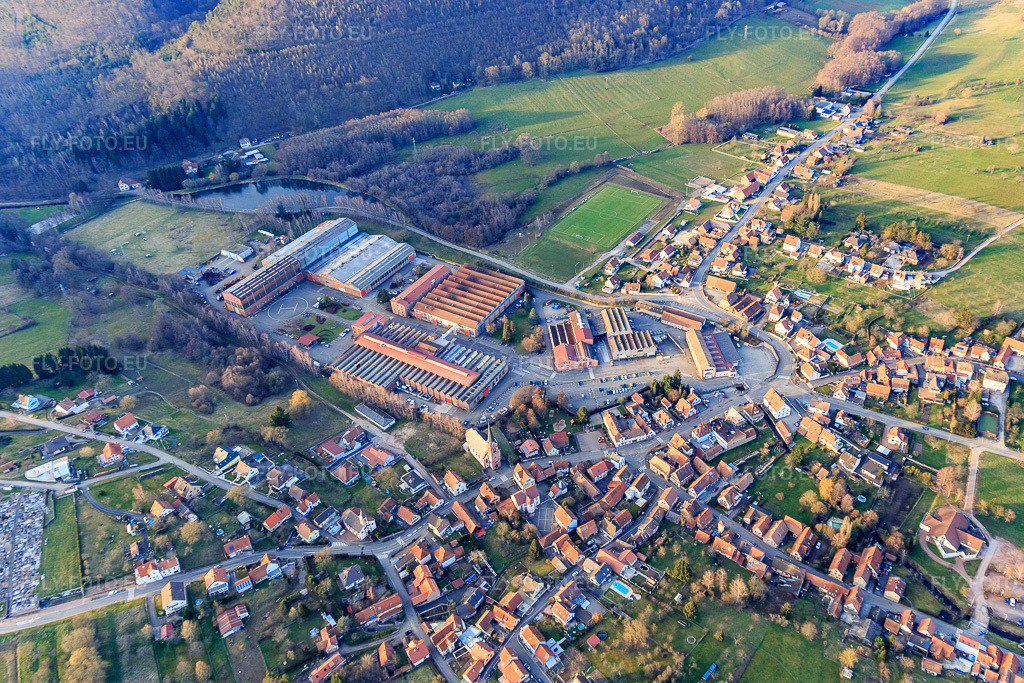 Vue aérienne: Les locaux de la société De Dietrich du sud à Zinswiller dans le département Bas Rhin, France – .Photo: IMG_104974.jpg prise le 21/03/2018 par Werner Riehm/FLY-FOTO.eu – Résolution de l'original: 4852 x 3235 px – De Dietrich Process Systems: Chemical Process Solutions and Services