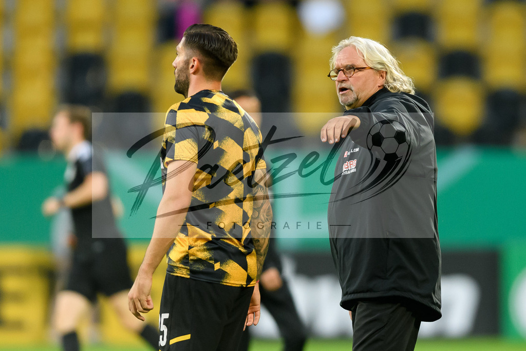 DREPAD20210806_054 | Fussball, Herren: Co-Trainer Heiko Schulz (SG Dynamo Dresden) spricht mit Brandon Borrello (SG Dynamo Dresden) beim Spiel der 1. Runde im DFB-Pokal zwischen SG Dynamo Dresden und SC Paderborn 07 im Rudolf-Harbig-Stadion am 06.08.2021 in Dresden, Deutschland.DFB / DFL REGULATIONS PROHIBIT ANY USE OF PHOTOGRAPHS AS IMAGE SEQUENCES AND/OR QUASI-VIDEO. - Realisiert mit Pictrs.com