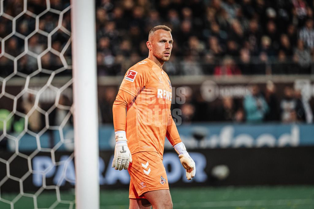 Fußball | Männer | Saison 2025/2026  | Fußball-Bundesliga | 30. Spieltag | FC St. Pauli vs. 1. FC Köln | 17.04.2026 | Marvin Schwäbe (#1, 1. FC Köln)