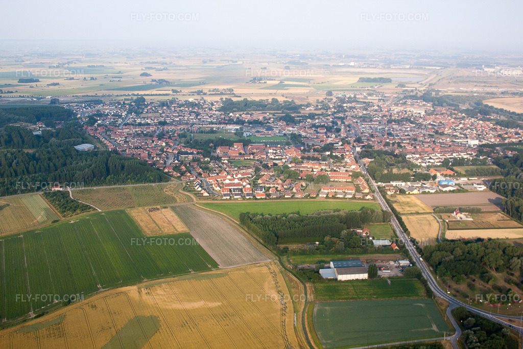 Aerial view: View of the town in Loon-Plage in the state North, France. – Photo: IMG_58888.jpg taken on 07/22/2013 by Werner Riehm/FLY-FOTO.com – Resolution of the original: 4752 x 3168 px