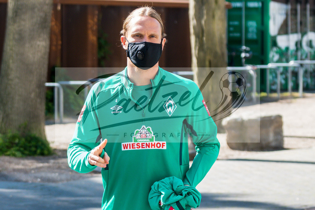 TRASVW20200521_0064 | Fussball, Herren: Michael Lang (Werder Bremen) schaut bei der Ankunft am wohninvest Weserstadion am 21.05.2020 in Bremen, Deutschland. - Realisiert mit Pictrs.com