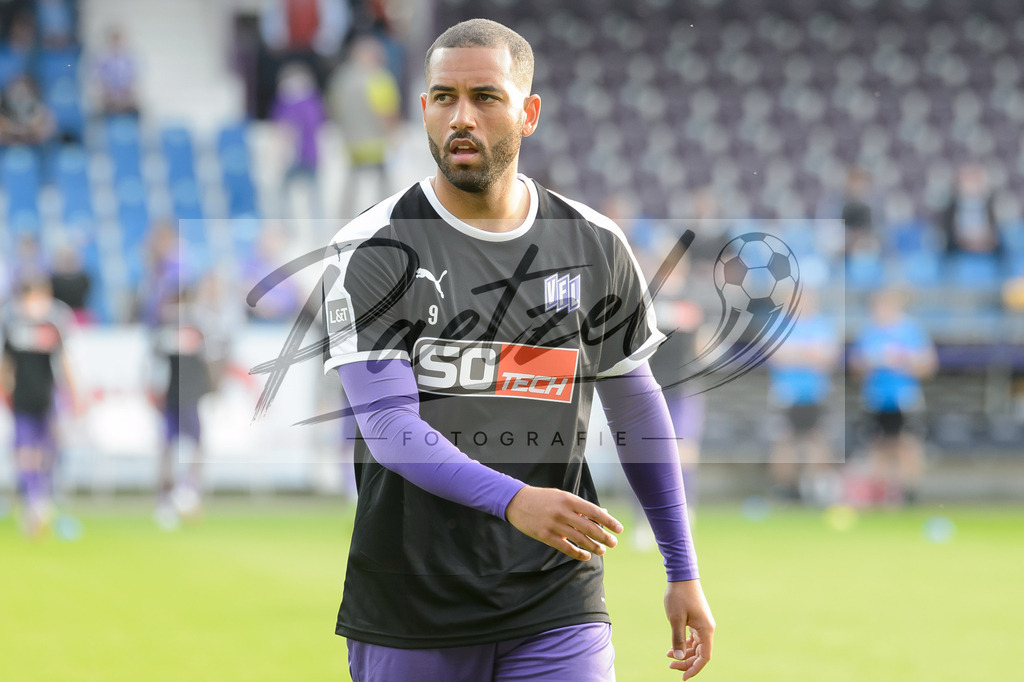 OSNVKO2021090620210906_240 | Fussball, Herren: Andrew Wooten (VfL Osnabrueck) schaut beim Spiel der 3. Liga zwischen VfL Osnabrueck und FC Viktoria Koeln im Stadion an der Bremer Bruecke am 06.09.2021 in Osnabrueck, Deutschland.DFB / DFL REGULATIONS PROHIBIT ANY USE OF PHOTOGRAPHS AS IMAGE SEQUENCES AND/OR QUASI-VIDEO. - Realisiert mit Pictrs.com