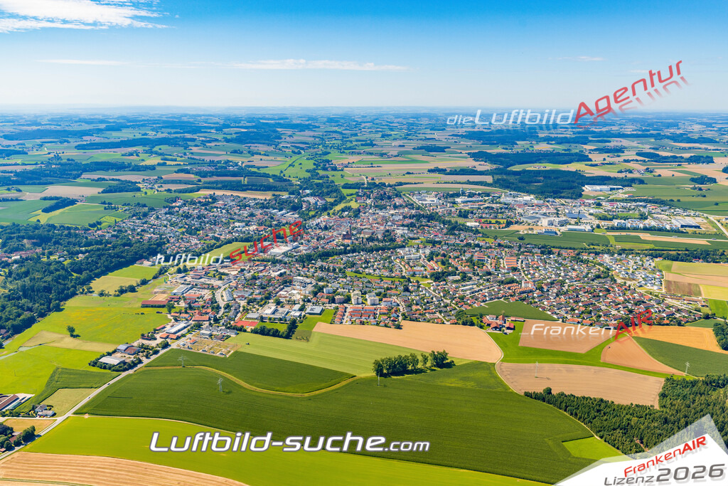 Luftaufnahme der Stadt Vilsbiburg - Die Luftaufnahme wurde 2025 vom UL-Flugzeug heraus erstellt ( keine Drohne ) - Hochauflösende Luftaufnahme - für professionelle Ausdrucke geeignet. Die Geschenkidee !Mit Lizenz und Bildrechte bestellbar