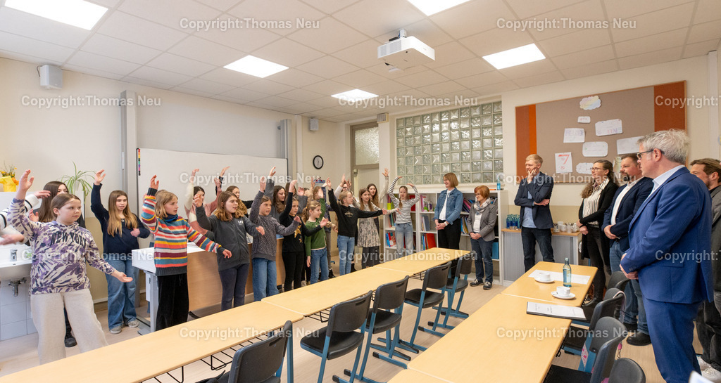 Liebfrauenschule_Landrat_Fotografie-Thomas-Neu | Bensheim, Liebfrauenschule, Landrat Christian Engelhardt  Landrat Engelhardt, um die durch das Kommunalinvestitionsprogramm II - KIP macht Schule geförderten und renovierten Räumlichkeiten im Altes Schulhaus der LFS offiziell zu übergeben.,Bild: Thomas Neu