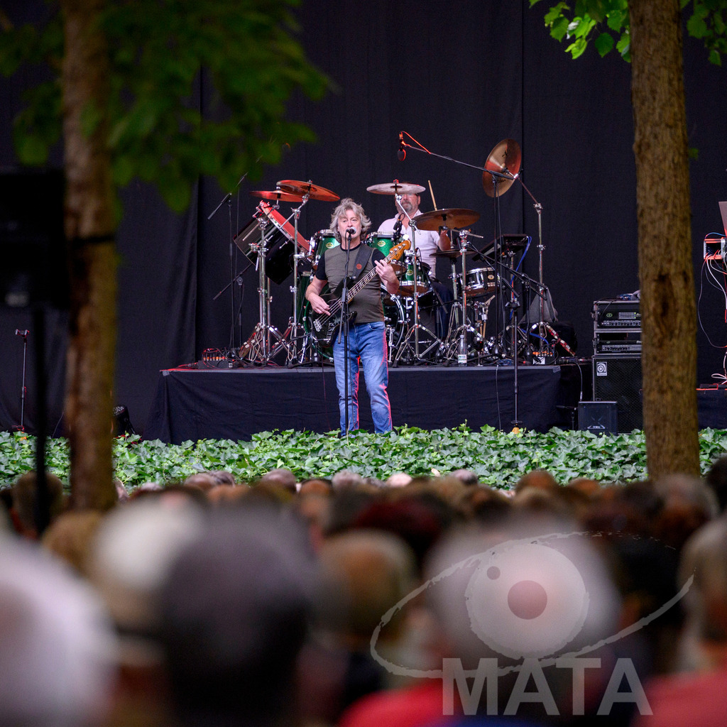 _DWI2436 | Craig Fletcher von John Lees' Barclay James Harvest live bei einem Konzert in Serenadenhof Nürnberg, 01.07.2023 - Realisiert mit Pictrs.com