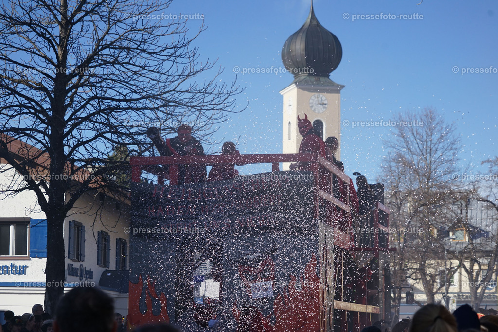 news-2023-Feb16-Unsinniger_Fasching_Reutte-sony-DSC02552 | Info aus dem Bezirk Reutte/Ausserfern Tirol sowie eine umfangreiche Bilddatenbank über die gesamte Region: Lechtal, Talkessel Reutte, Tannheimertal, Zwischentoren. Lech, Plansee, Zugspitze, Grenztunnel, B179, Fernpassstraße, Verkehr, Lawinen, Tradition, - Realisiert mit Pictrs.com