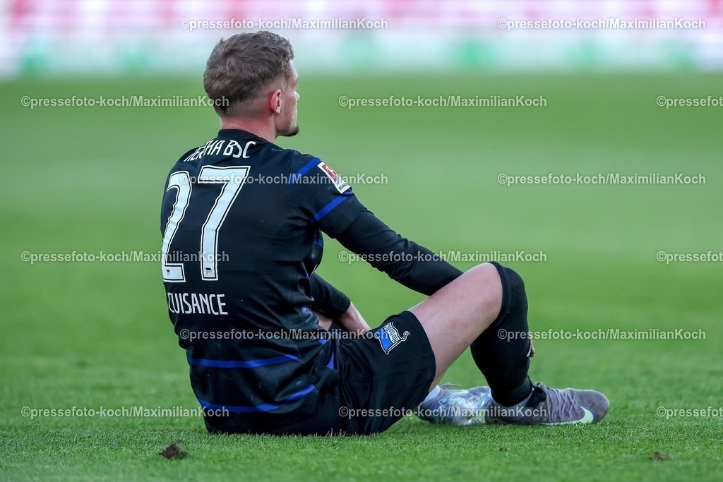 SCP09052502361 | 09.05.2025, Fußball, Preußen Münster - Hertha BSC, 2. Fußball Bundesliga, 33. Spieltag, Preußenstadion, Saison 2024 2025: Michael Cuisance (Hertha BSC #27) sitzt enttäuscht auf dem Spielfeld Enttäuschung DFB regulations prohibit any use of photographs as image sequences and or quasi-video.
