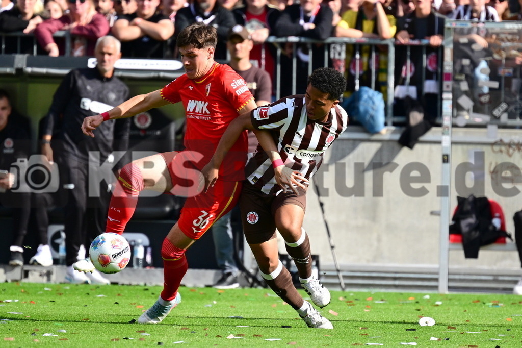 KBS Picture_FCStPauli-FCAugsburg_010 | v.l. Koemuer Mert (FC Augsburg) , Fujita Joel Chima (St.Pauli) ,Sportplatz :  Millerntor Stadion, - Realisiert mit Pictrs.com