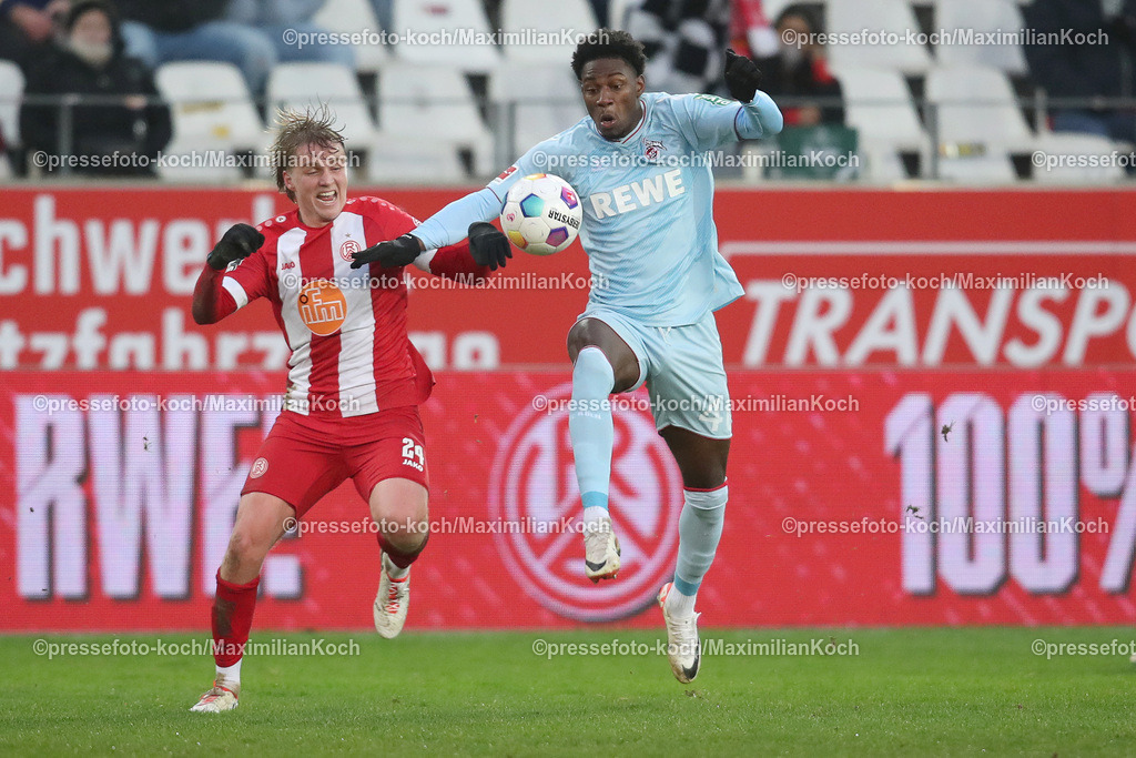 RWE06012402156 | 06.01.2024, Essen, Fußball, Herren, Stadion an der Hafenstraße, Testspiel, Rot-Weiss Essen – 1. FC Köln:  Zweikampf Moussa Doumbouya (Rot-Weiss Essen) gegen Faride Alidou (1.FC Köln). 
DFB regulations prohibit any use of photographs as image sequences and or quasi-video.