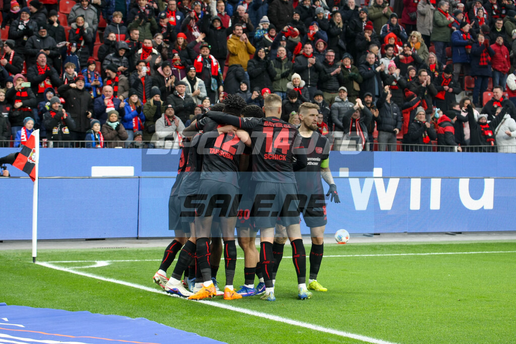 Bayer Leverkusen Saison 25/26 - © Sportfoto-Sale (MK) | Torjubel Bayer 04 um Torschütze Jarell Quansah - Bayer Leverkusen Saison 25/26 - © Sportfoto-Sale (MK) - Realisiert mit Pictrs.com