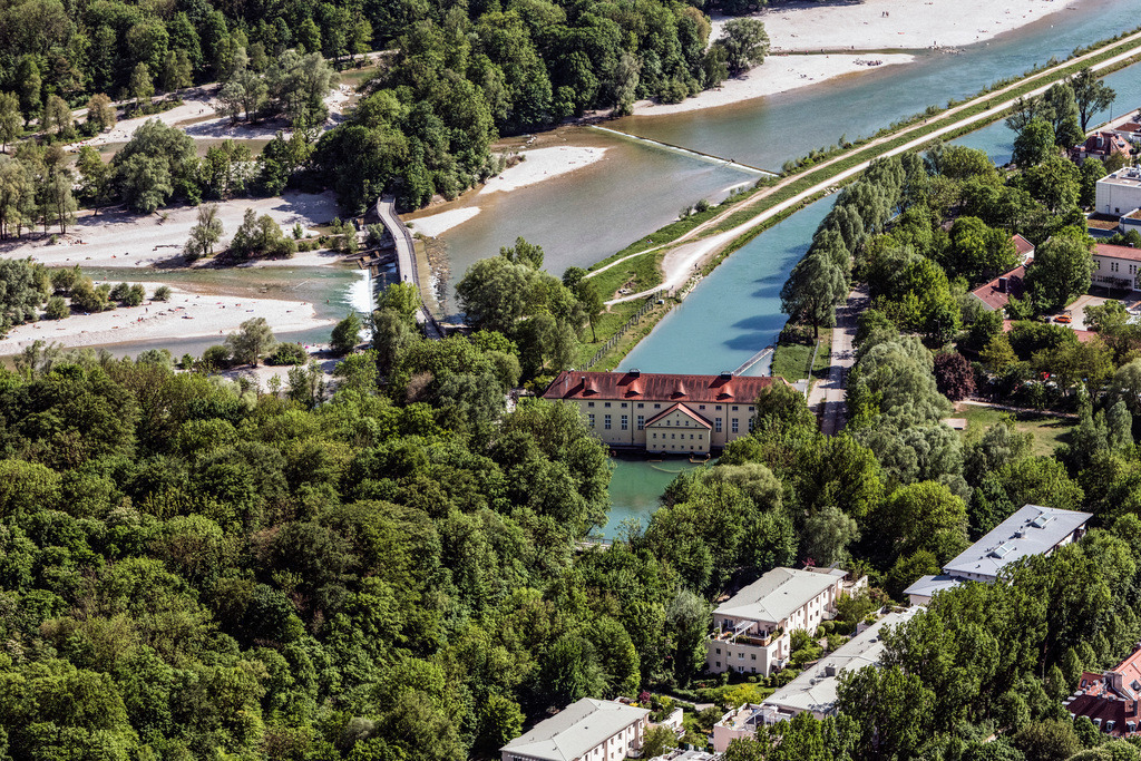 dr__dsc9090.jpg | MüNCHEN 07.05.2018 Bauwerk und Stauanlagen des Wasserwerk und Wasserkraftwerk Isarwerk 2 am Flaucher in München im Bundesland Bayern, Deutschland. // Structure and dams of the waterworks and hydroelectric power plant Isarwerk 2 on Flaucher in Munich in the state Bavaria, Germany. Foto: Daniel Reiter
