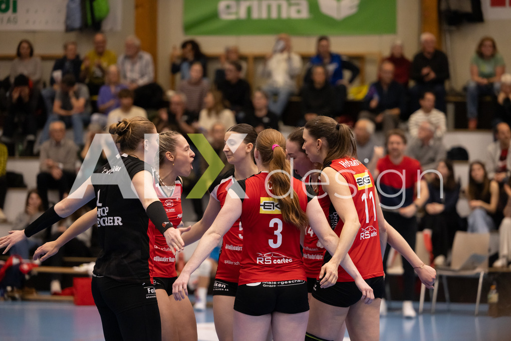 Volleyball I Frauen I Saison 2025-2026 I Volleyball NLA | Women I 1/2 Finals I  VC Kanti Schaffhausen - Sm'Aesch Pfeffingen I 18.03.2026 | VC Kanti Schaffhausen Spielerinnenkreis - Realisiert mit Pictrs.com