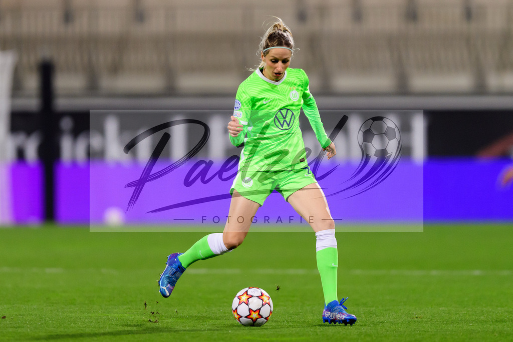 WOBJUV20211118_085 | Fussball, Frauen: Kathrin Hendrich (VfL Wolfsburg) in Aktion, am Ball, Einzelaktion bei dem Spiel der UEFA Women´s Champions League zwischen VfL Wolfsburg und Juventus Turin im AOK-Stadion am 18.11.2021 in Wolfsburg, Deutschland. - Realisiert mit Pictrs.com
