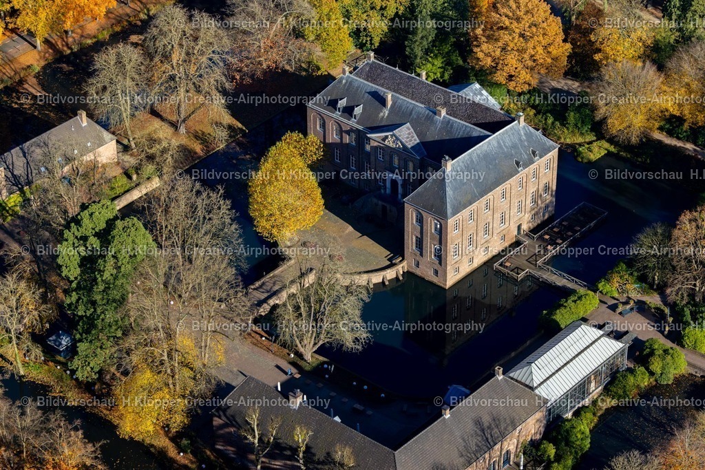 Luftbilder Arcen Limburg-7578 | Luftbildfotografie Herbstluftbild Wassergraben mit Wasserschloß Schloss Kasteeltuinen Arcen in Arcen in Limburg, Niederlande - Realisiert mit Pictrs.com