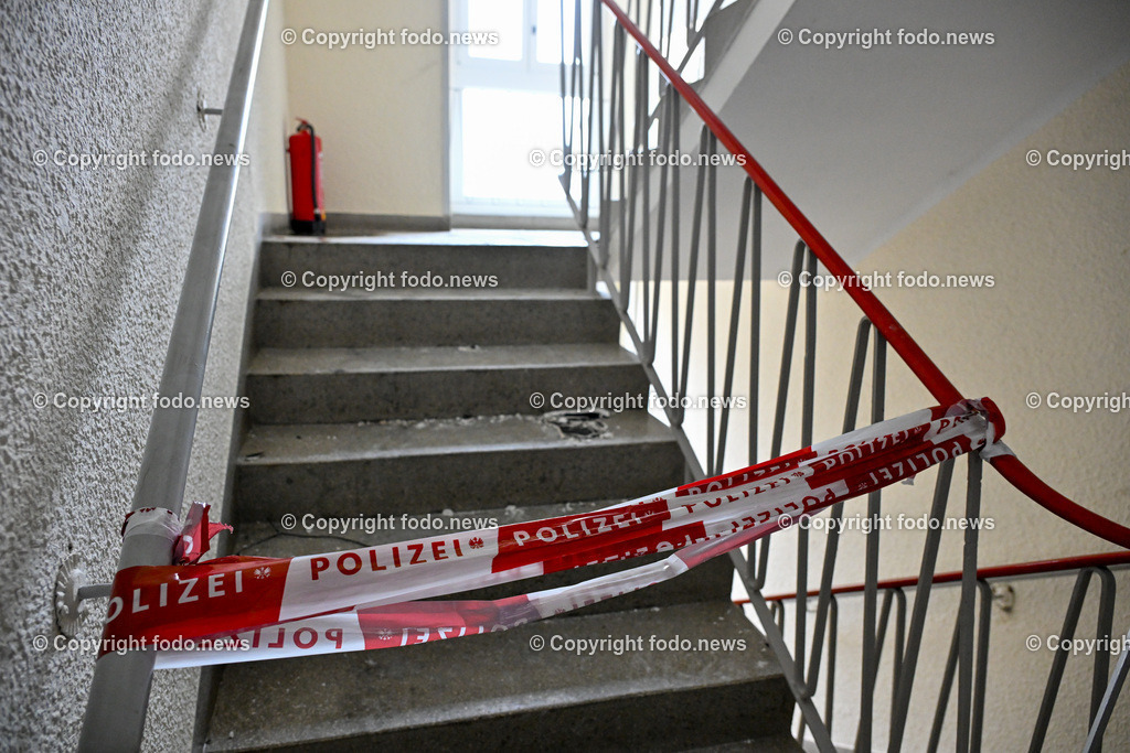 Voecklabruck_ Brandstelle Hochhaus_ 08.07.2024-13 | 08.07.2024, Voecklabruck, AUT, Brandstelle Hochhaus, im Bild Polizeiabsperrung, behoerdlich gesperrt, Absperrband, Polizei