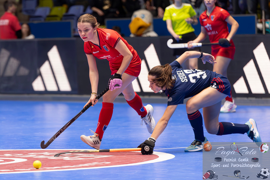 Volvo E.R.B. Final 4 Finale Frauen: Berliner HC - Mannheimer HC, 26.01.2025 | Philine Drumm (Berliner HC #27) spielt den Ball &amp; Carolin Seidel (Mannheimer HC #32), Berliner HC - Mannheimer HC, Frankfurt, Süwag Arena, 26.1.2025 - Realisiert mit Pictrs.com