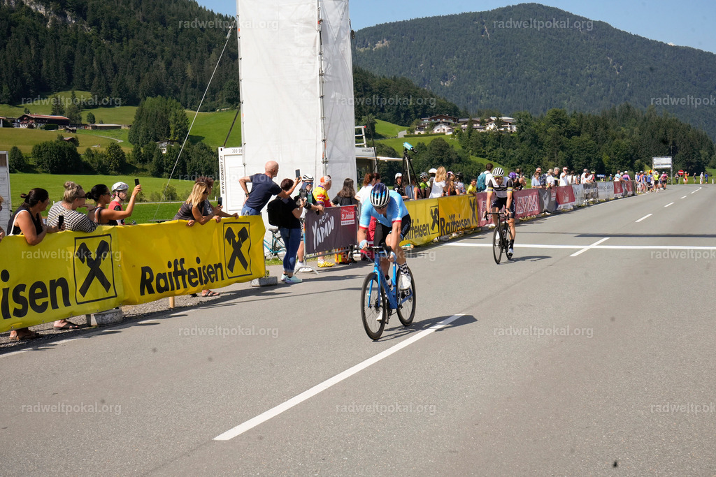 800_20230817_Bewerb_Maenner_Muehlanger | AUT - OESTERREICH, 2023-08-16: SPORT RENNRAD-FAHREN - 55. INTERNATIONALER RADWELTPOKAL IN ST. JOHANN IN TIROL  - Vintage-Radrennen mit WM-Bronze-Medaillen-Siegerin Christina Schweinberger, den Teilnehmer und Alexander Baumann (vom Orginastions-Team) - TAG 2 BEWERB MAENNER IN SECHS GRUPPEN  ; Foto: Roland Muehlanger