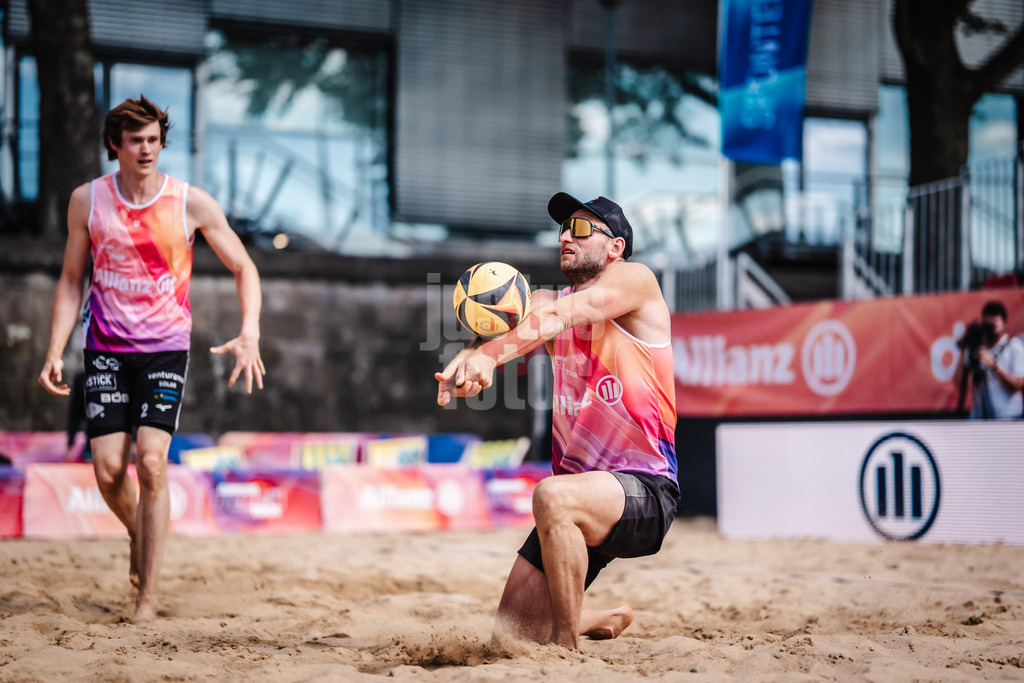 Beachvolleyball | Männer | Allianz German Beach Tour 2025 | Tourstop Düsseldorf | 08.05.2025 | Tilo Backhaus nimmt den Ball an