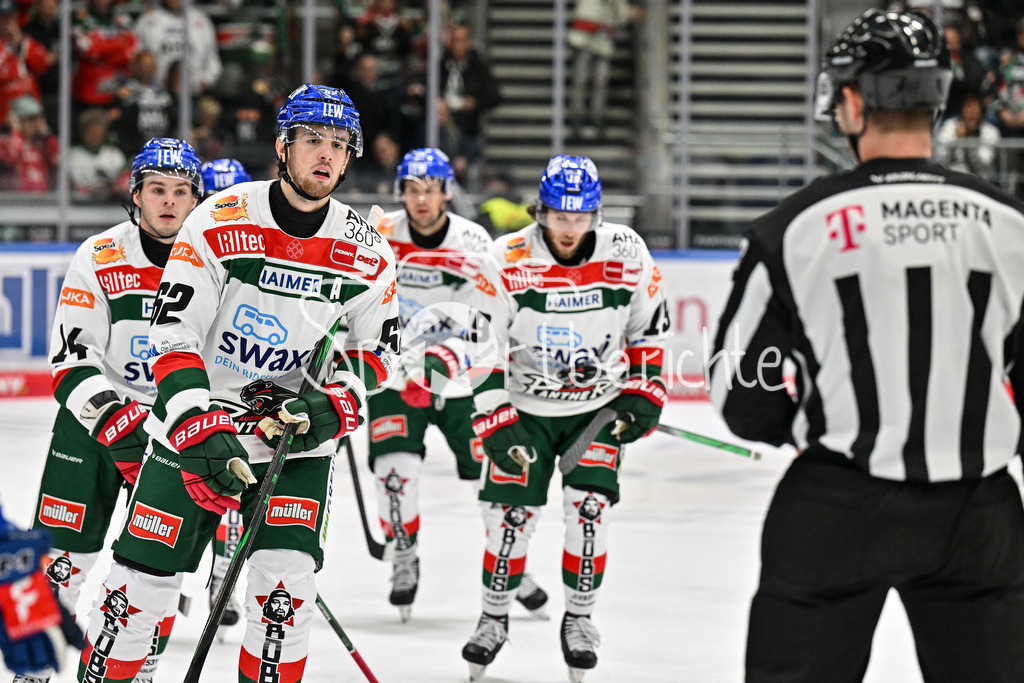Augsburger Panther - EC VSV | Jubel der Panther nach dem Treffer zum 5-6 durch Thomas SCHEMITCH (Augsburger Panther #62) / Freude / happy / Tor / Torschuetze