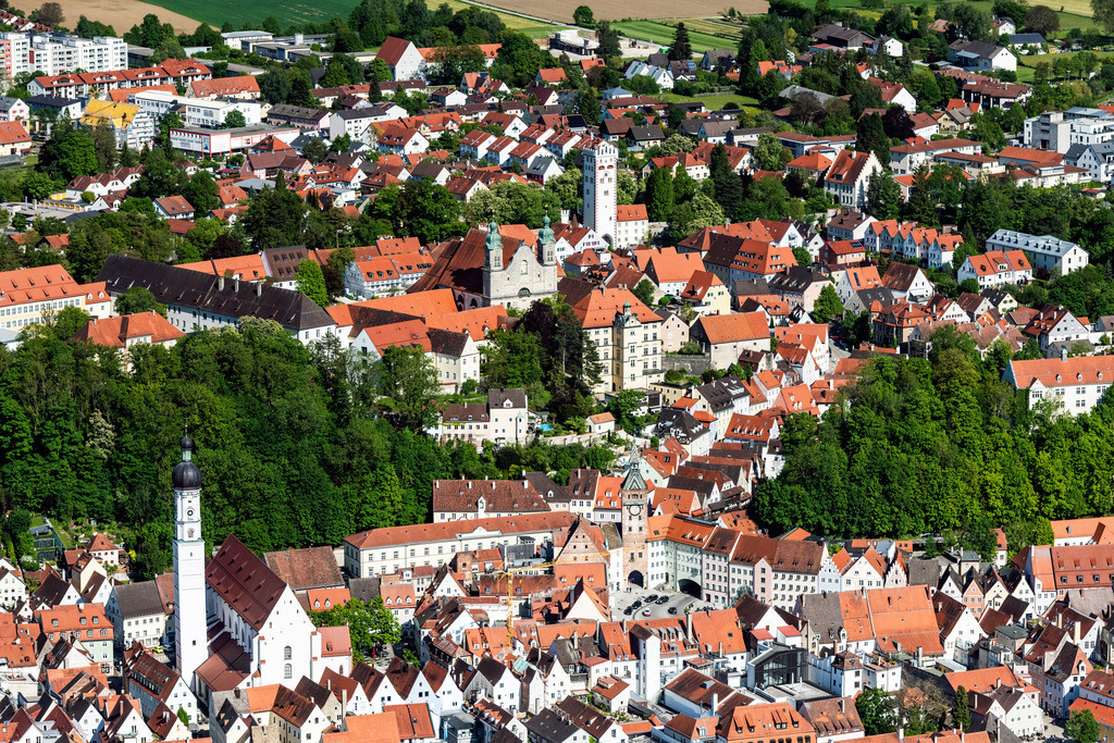 dr__0064859.jpg | LANDSBERG AM LECH 02.06.2021 Altstadtbereich und Innenstadtzentrum in Landsberg am Lech mit Lechwehr im Bundesland Bayern, Deutschland. // Old Town area and city center in Landsberg am Lech in the state Bavaria, Germany. Foto: Daniel Reiter