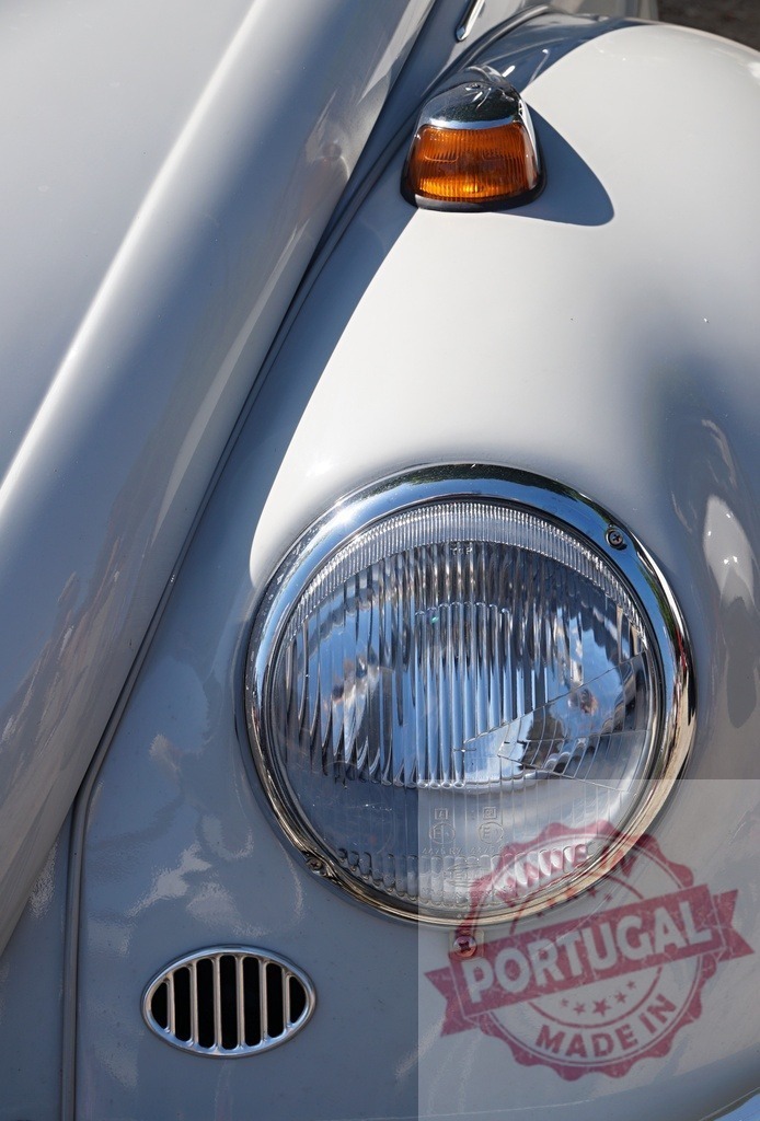 Volkswagen Beetle classic vintage car headlamp detail | Volkswagen Beetle white classic car showing chrome headlamp and amber turn signal - Realisiert mit Pictrs.com