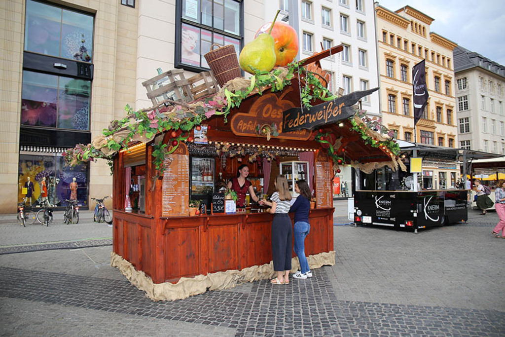 Foto: Leipzig - Leipziger Weinfest | Das Team hinter BILDLEXIKON LEIPZIG bündelt historische wie aktuelle Informationen über die Stadt Leipzig in Text und Bild auf einer Plattform und stellt diese der interessierten Öffentlichkeit zur Verfügung.