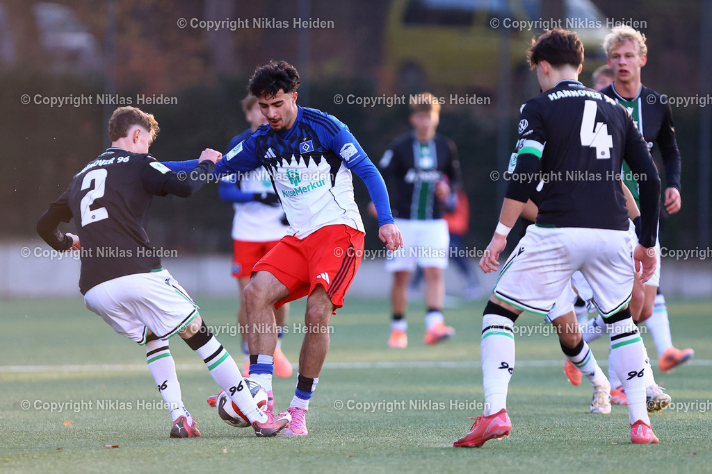 NH_HamburgerSVU19_Hannover96U19_DFBNachwuchsliga_22112025 | #23 Mehmet Yıldırım (Hamburger SV U19), #2 Max Belger (Hannover 96 U19)Fußball I Junioren I U19 DFB-Nachwuchsliga Vorrunde Gruppe A I Saison 2025-2026 I 12. Spieltag I Hamburger SV U19 - Hannover 96 U19 I 22.11.2025 I Trainingsplatz Volksparkstadion