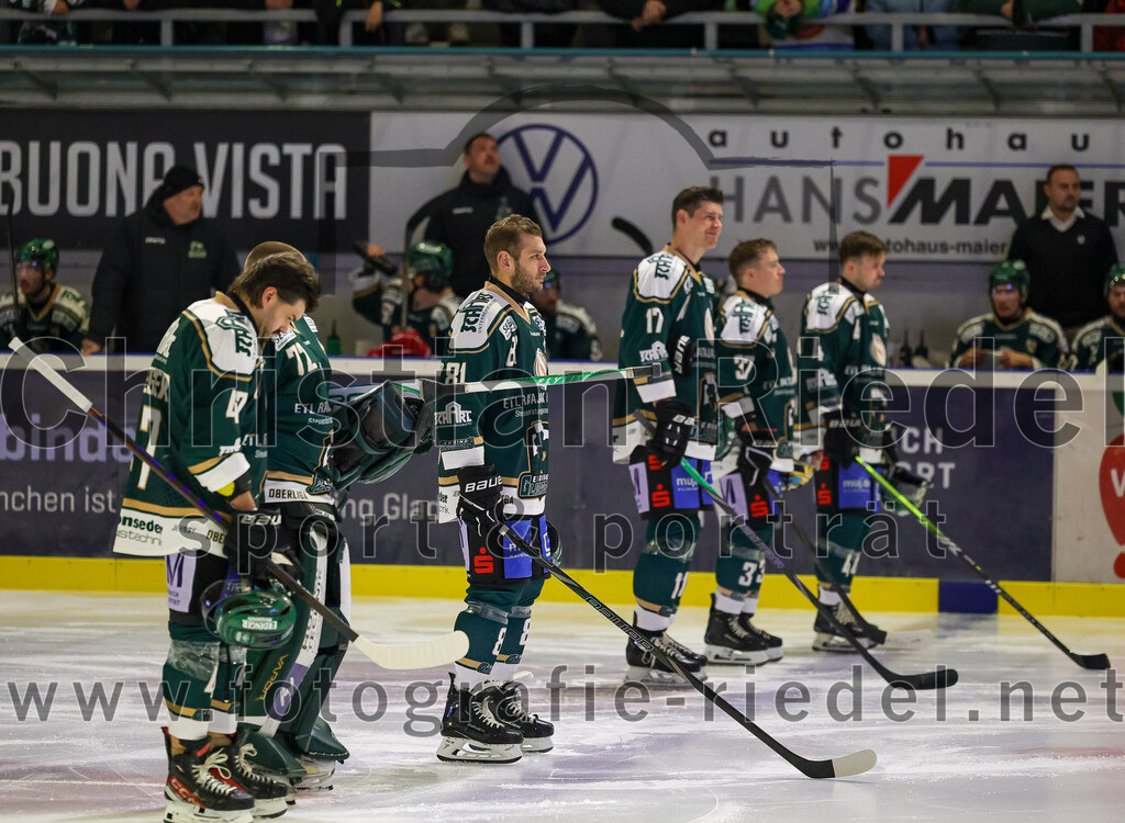 2025-11-02_004_TSV_Erding_gegen_EV_Fuessen | Erding, Deutschland, 02.11.2025:Eishockey, Oberliga Süd 2025 / 2026, 15. Spieltag, TSV Erding gegen EV Füssen, Endergebnis: 2:6Marco Pfleger (Erding Gladiators, #47), Maximilian Forster (Erding Gladiators, #81), Elia Ostwald (Erding Gladiators, #17)Foto: Christian Riedel / fotografie-riedel.net