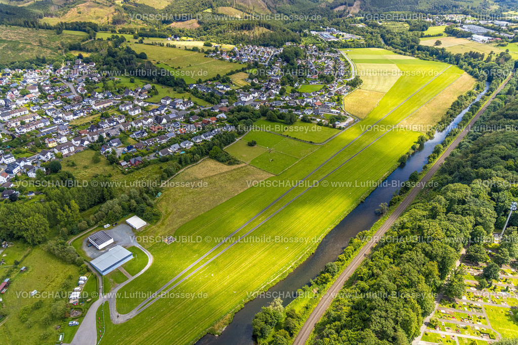 Arnsberg240708183 | Luftbild, Ruhraue und Segelfluggelände Oeventrop-Ruhrwiesen, Wiesenlandschaft am Fluss Ruhr, Bahnlinie, Glösingen, Arnsberg, Sauerland, Nordrhein-Westfalen, Deutschland
